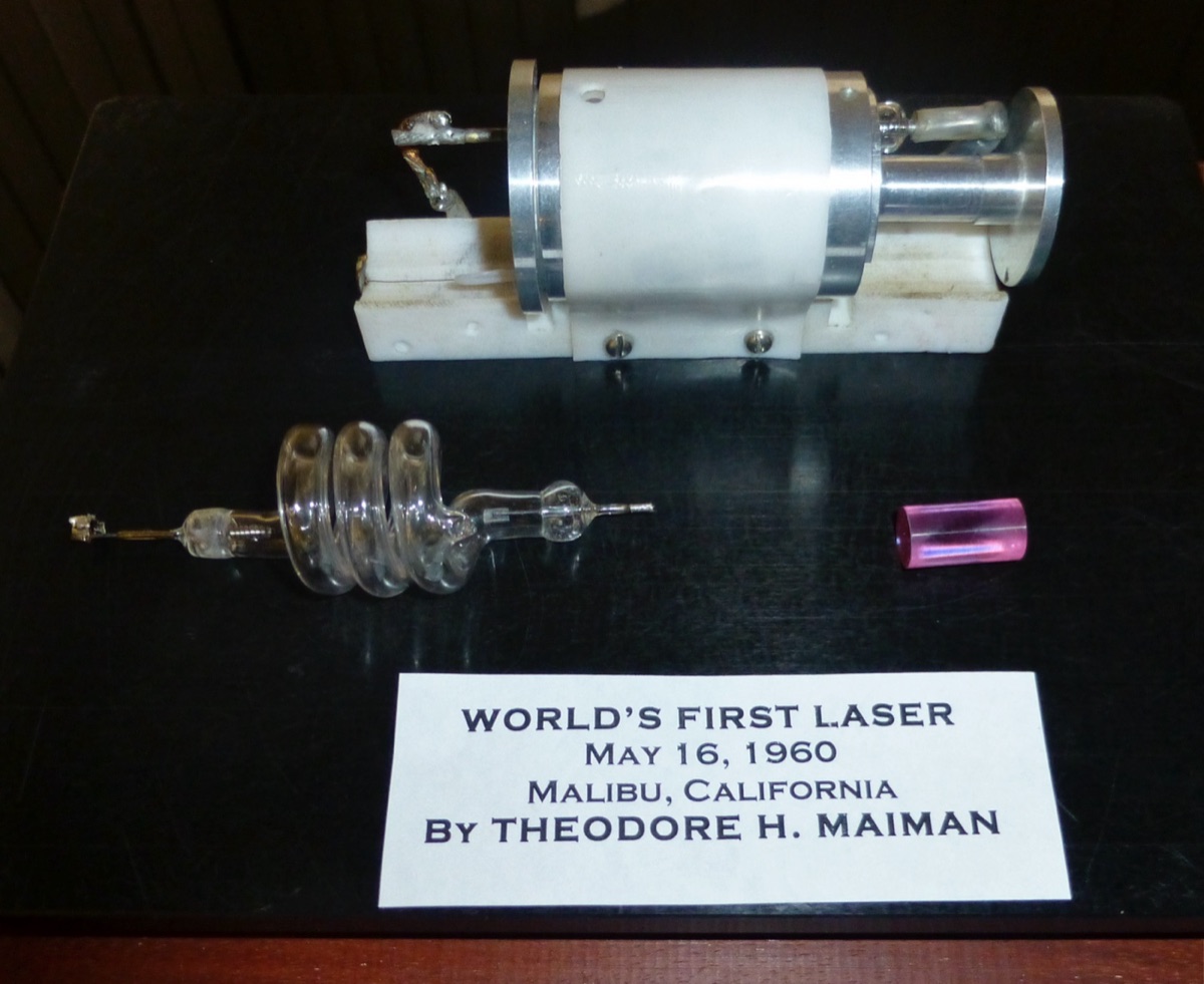 图24　Theodore Maiman（西奥多·梅曼）于1960年制成的首台可工作ruby laser实物；灯管、红宝石晶体和反射腔均可辨认。
